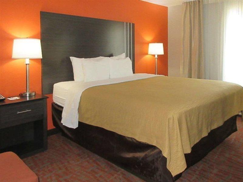 Quality Inn & Suites Fresno Northwest Buitenkant foto