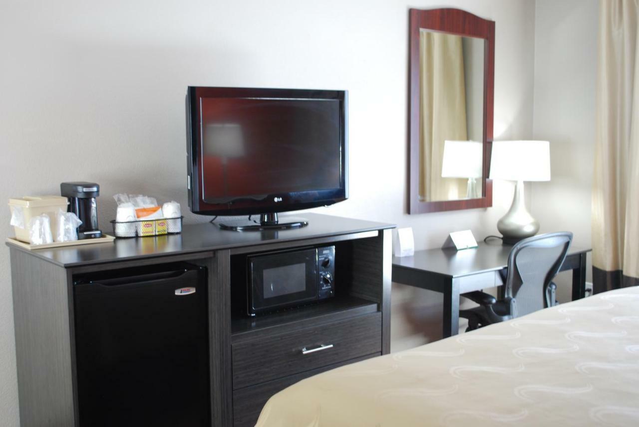 Quality Inn & Suites Fresno Northwest Buitenkant foto